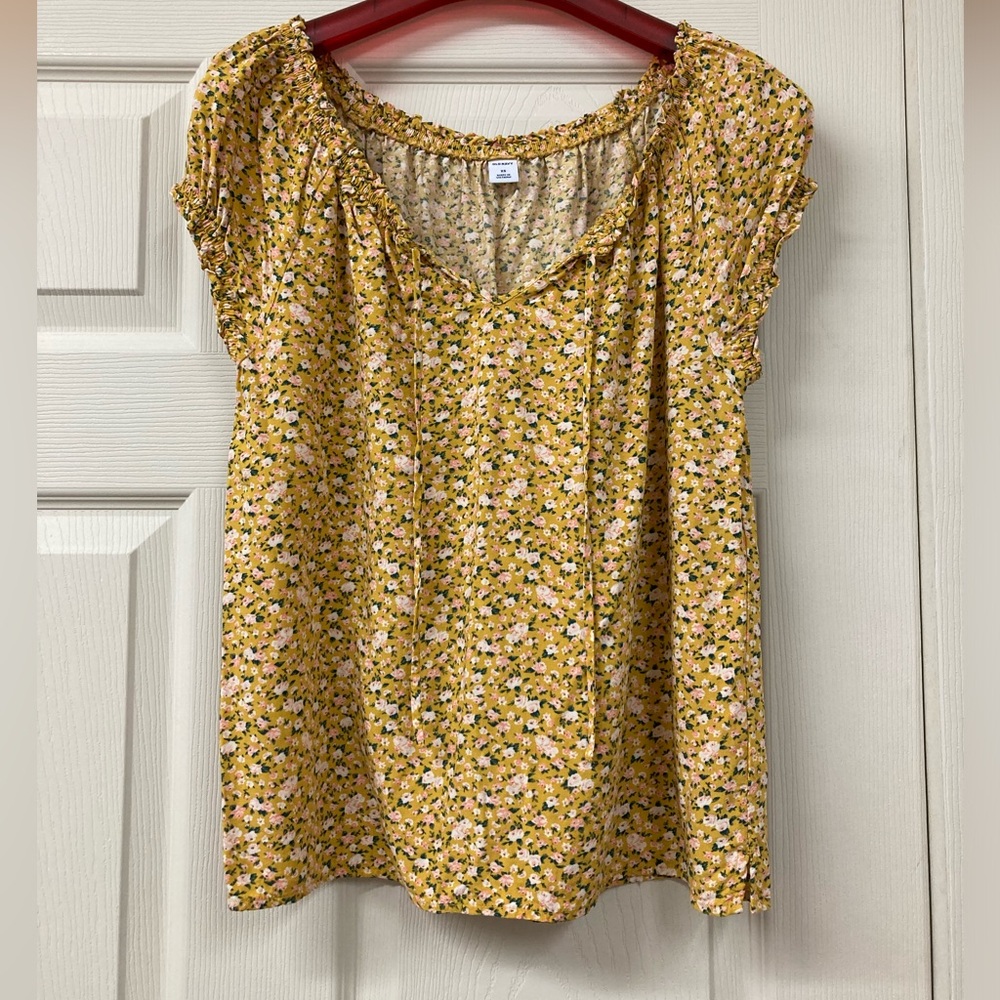 Women’s size XS Old Navy gold floral blouse